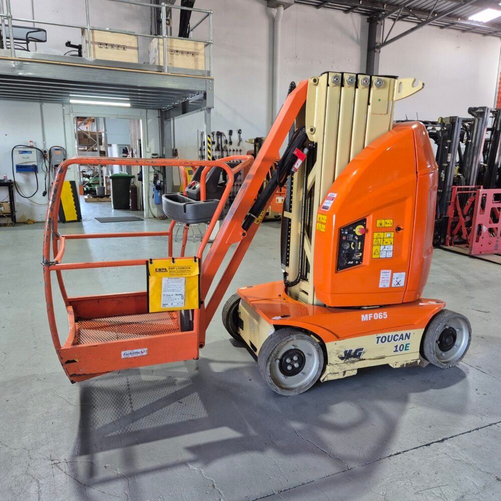 JLG 10E Toucan Mast Boom Lift